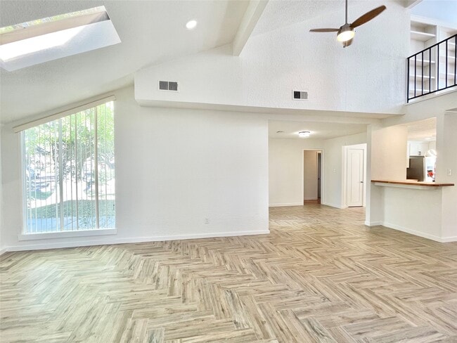 Building Photo - 707 Center Hill Dr