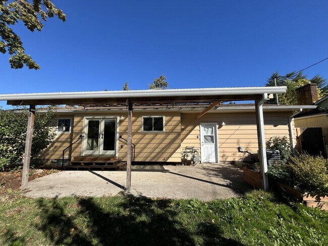 Building Photo - Light-Filled Home with Open Layout, Modern...