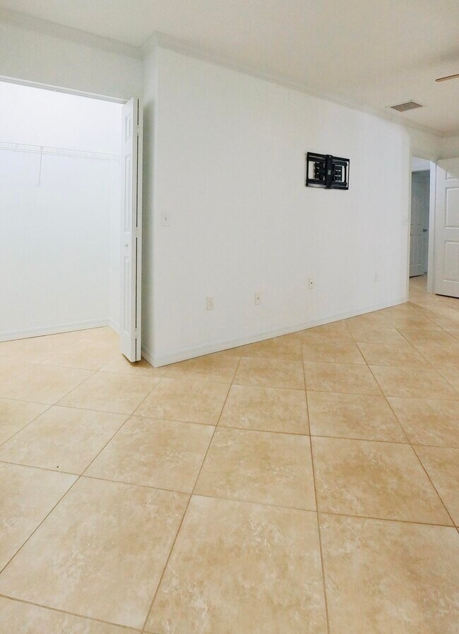 Building Photo - 1000 Palm Trail