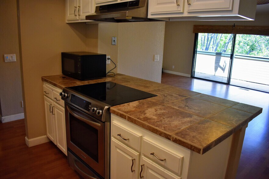 Building Photo - 3290 Rockview Pl