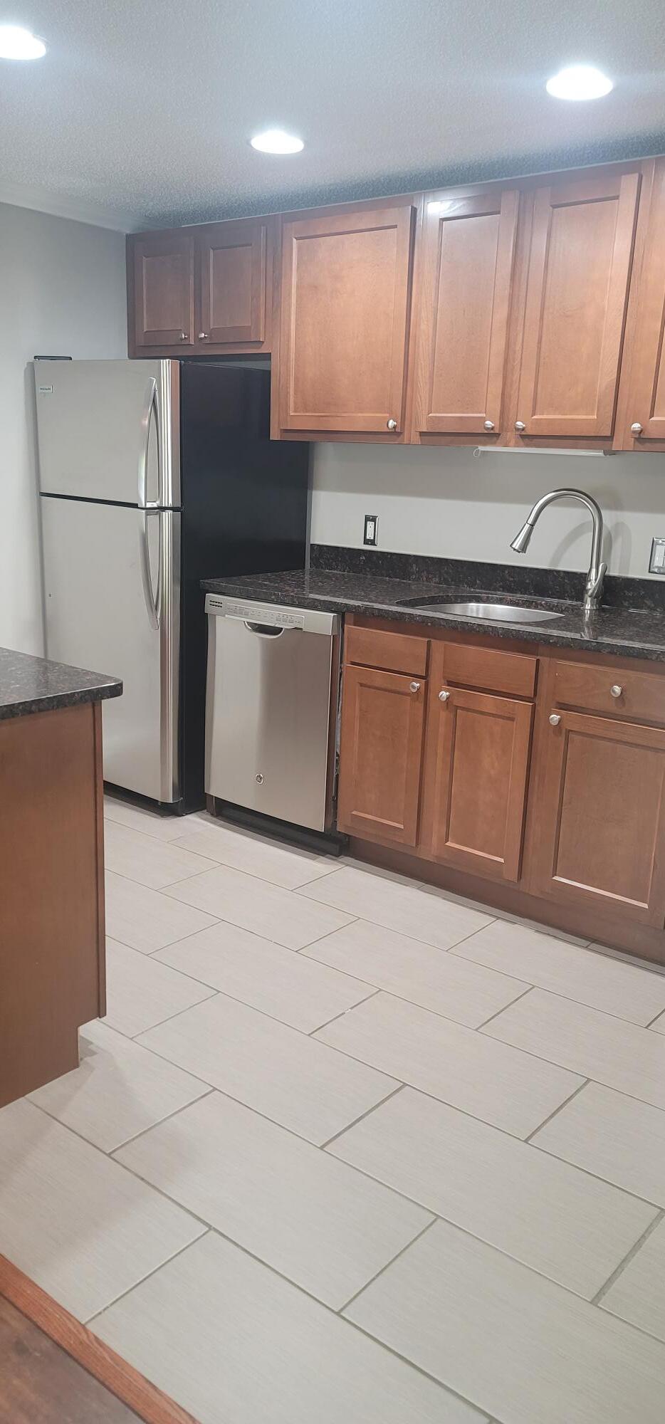 Building Photo - 121 Waterbury Ct