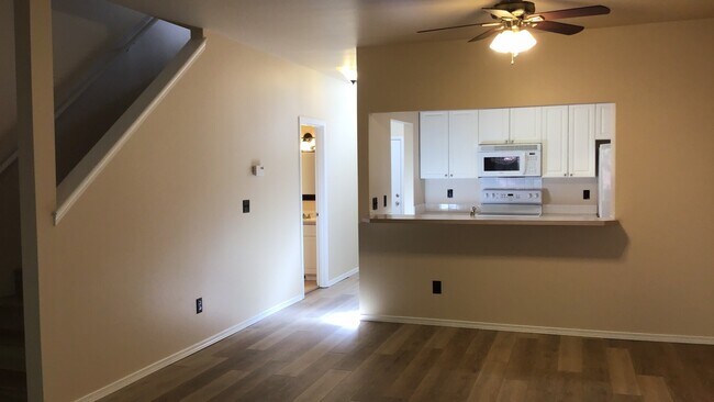 Building Photo - 2 Bed 2.5 Bath Townhouse with Lake access