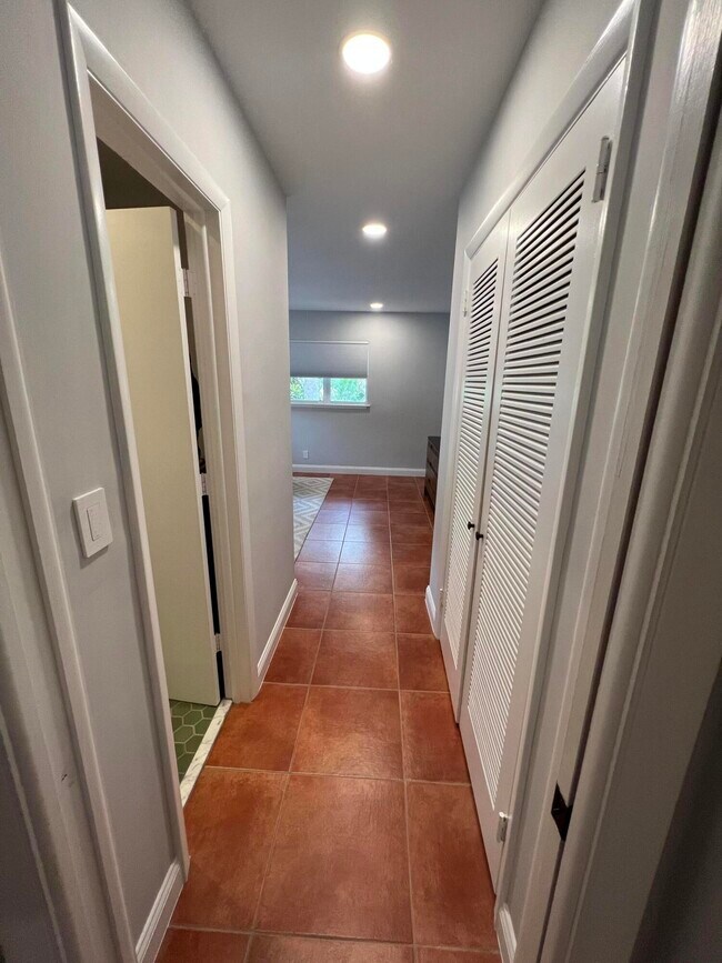 Building Photo - 1653 Poinsettia Dr