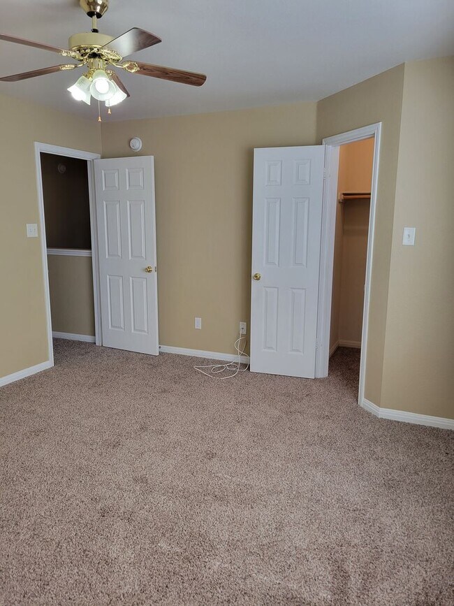 Building Photo - 2611 Echo Dr