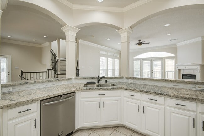 Building Photo - 5417 Lillian St