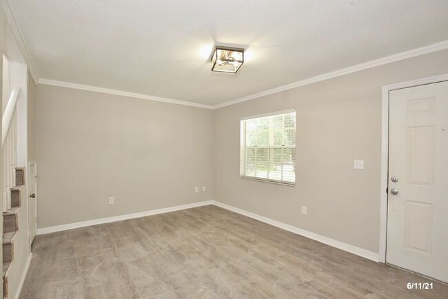 Building Photo - Beautiful 2/2.5 Spacious Duplex with an Op...