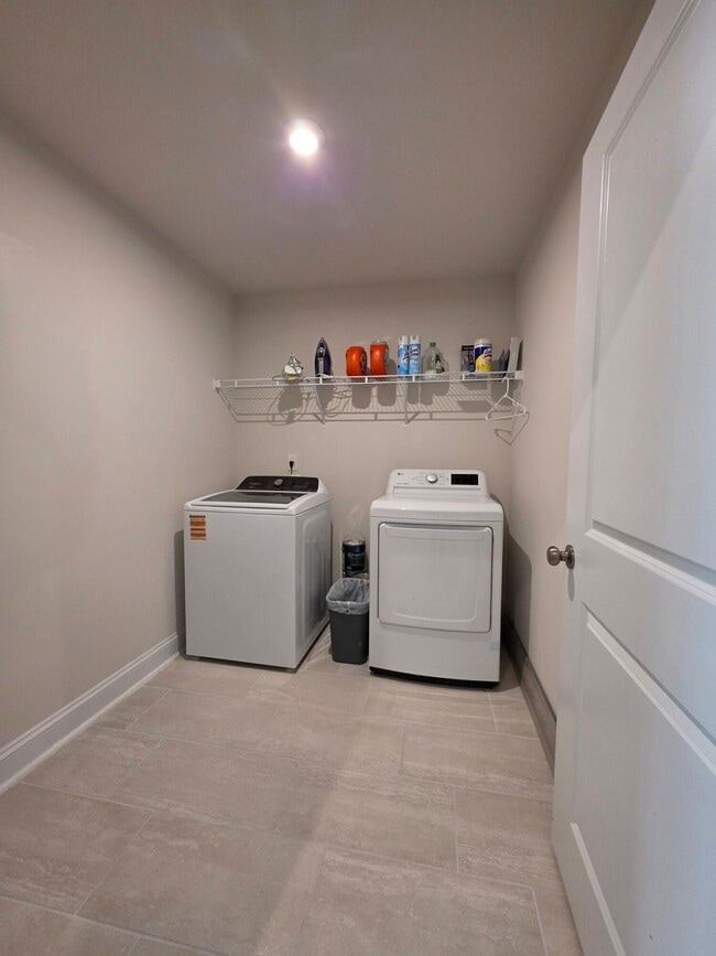 Building Photo - 3360 Rustic Dr