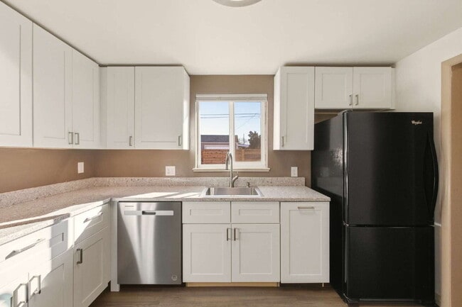 Building Photo - Remodeled 2-Bed 1-Bath Home in Park Hill!