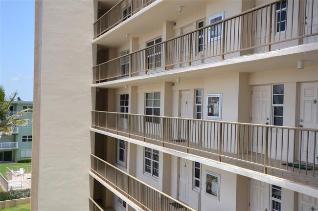 Building Photo - 1021 Hillsboro Mile