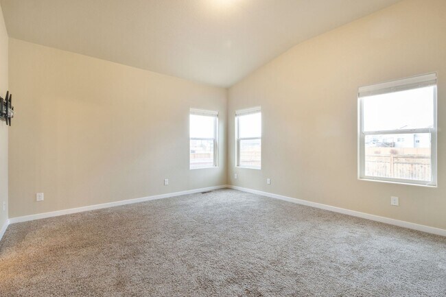 Building Photo - Spacious Modern 5-Bedroom Ranch Home in Hidden Valley Farm