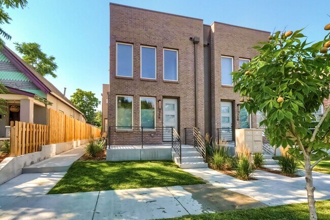 Building Photo - 3 bedroom Townhome + 2 Large Flex Spaces &...