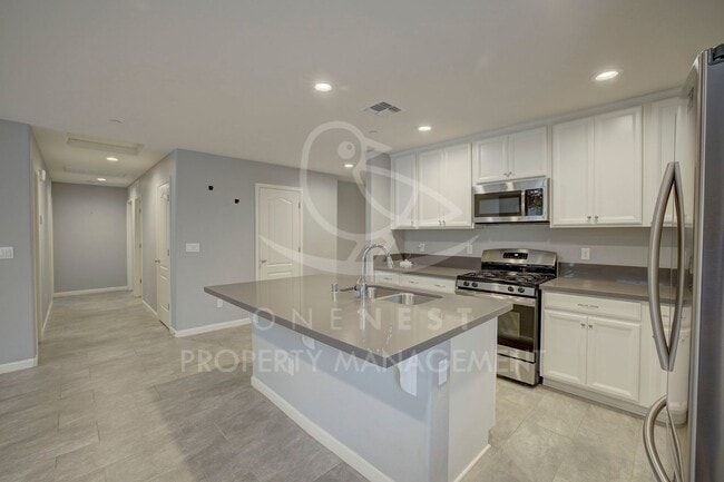 Building Photo - Beautifully maintained and modern 4-bedroom, 2-bathroom