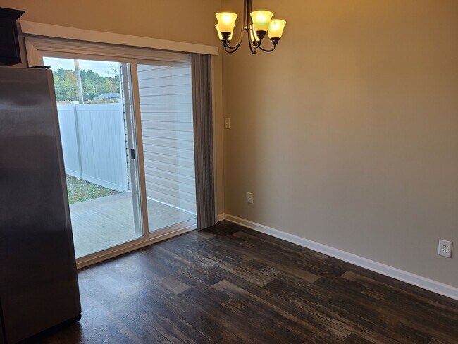 Building Photo - 2 Bedroom, 2.5 Bath Townhouse located in S...