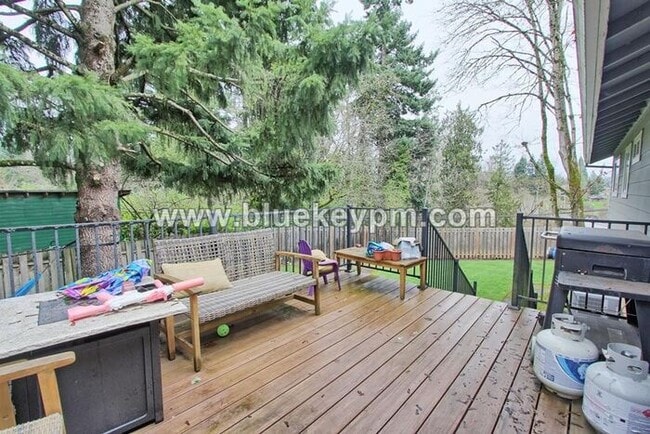 Building Photo - 4 Bed, 3 Bath Split Level Home in Sherwood