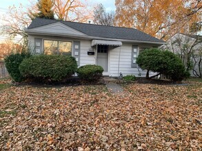 Building Photo - Charming Two bedroom home