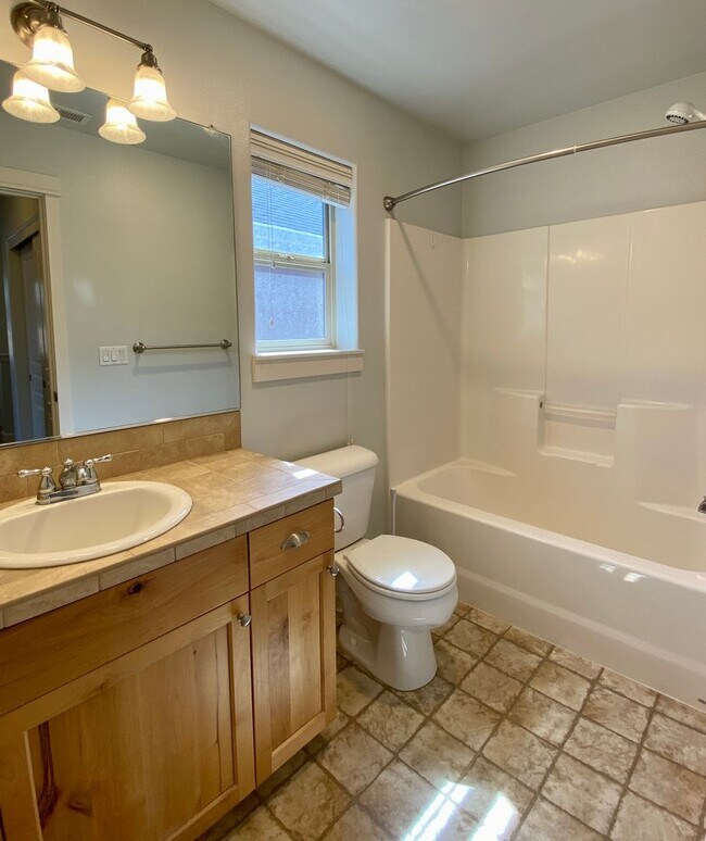 Building Photo - 3-BR Craftsman Home in SE Bend