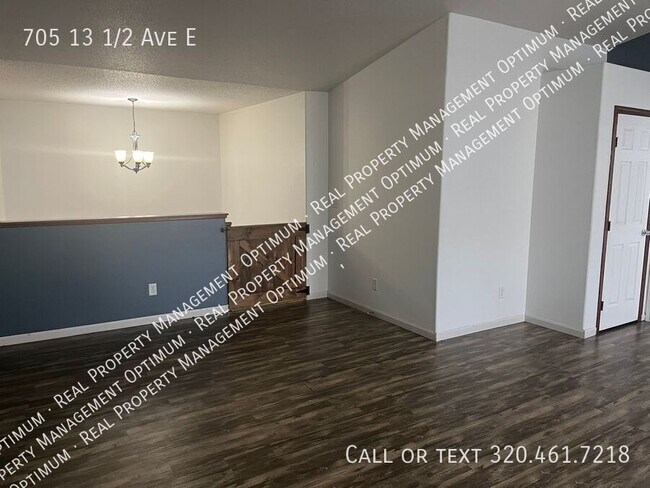 Building Photo - 705-13 1/2 13 1/2 Ave S