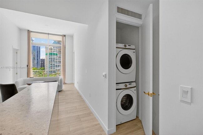 Building Photo - 2655 S Bayshore Dr