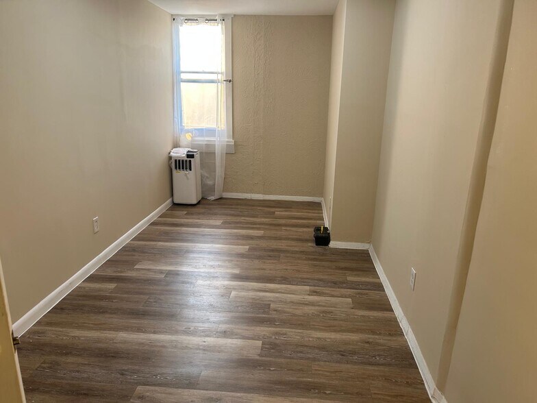 Bedroom - 4600 Duke St