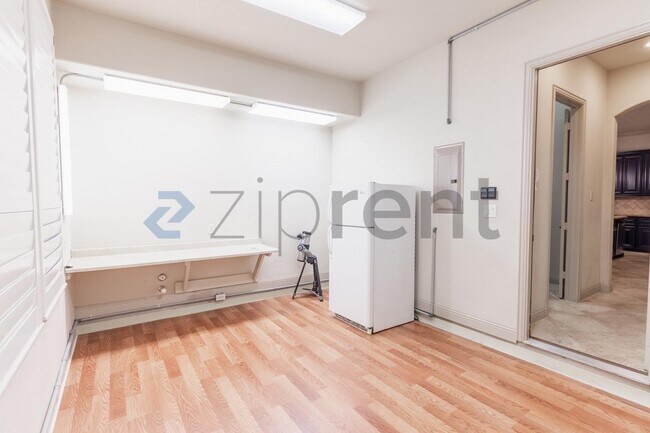 Building Photo - Unit
