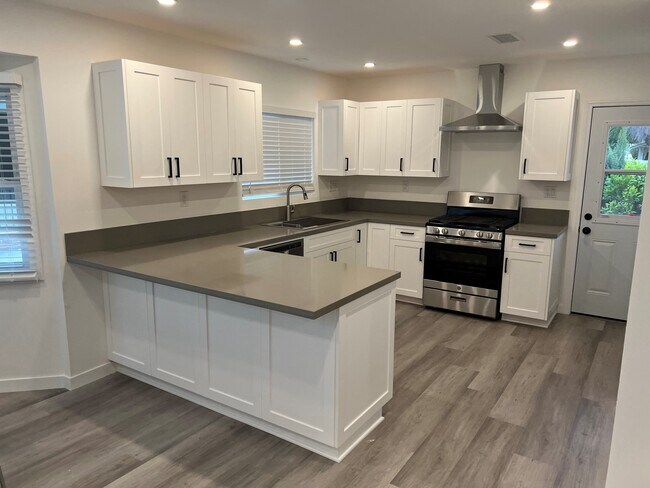 Building Photo - 7512 Tampa Ave