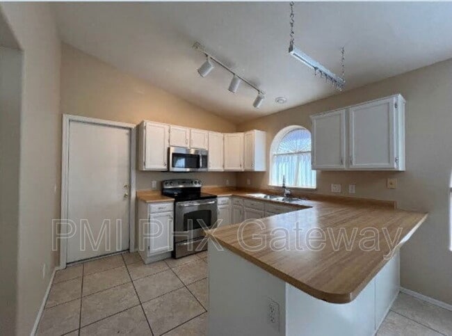 Building Photo - 15982 N 90th Ave