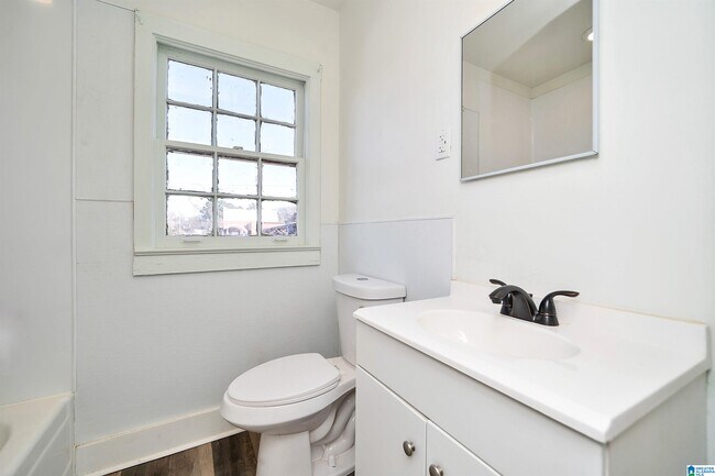 Building Photo - 621 Valley Rd