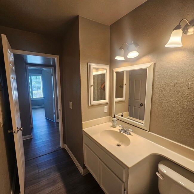 Building Photo - Roommate Wanted – One Bedroom Available | 10x11 | 3BR/2BA Condo in Vista ~ $1,300/month