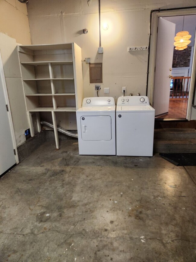 Building Photo - Great Santa Rosa Neighborhood 4 Bedroom, 2 Bathrooms w/Pool