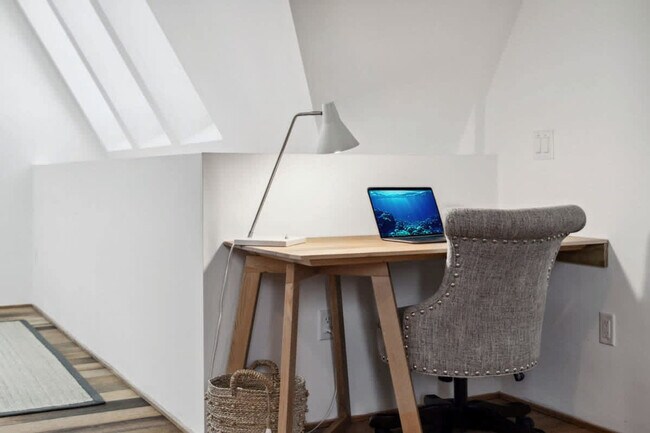 Building Photo - 10 Anchor St