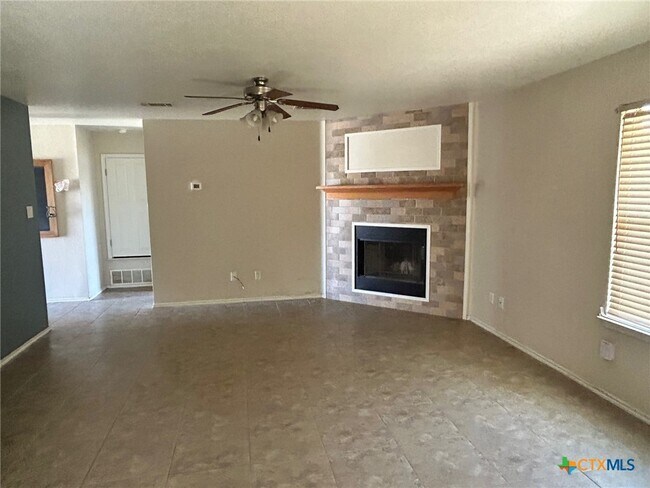 Building Photo - 604 Redbud Dr