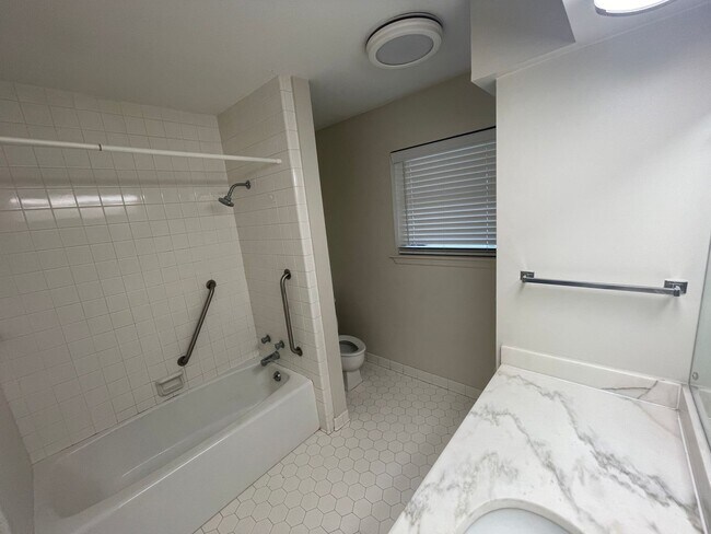Building Photo - 607 Claymore Dr