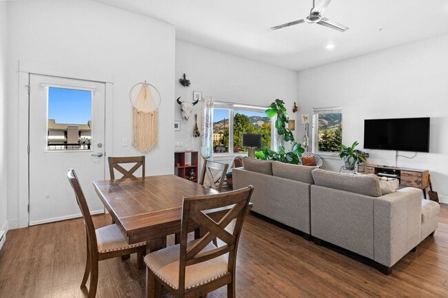 Building Photo - Top Floor-Gorgeous Unit Stunning Views-Luxury