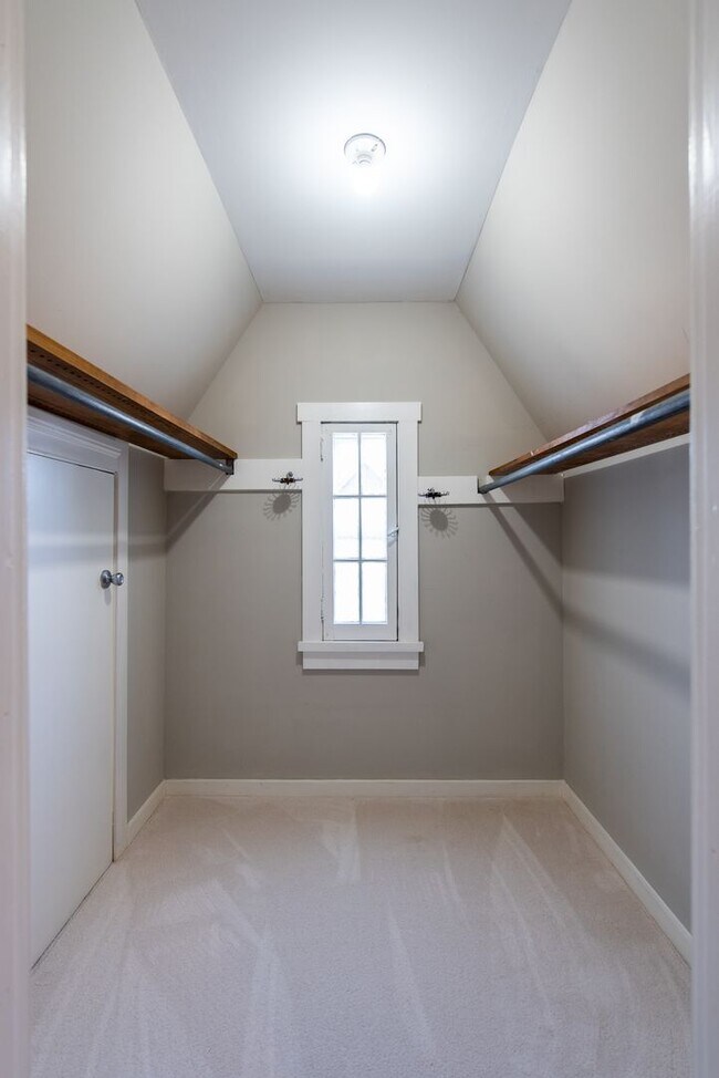 Building Photo - Charming Home in Deer Park Neighborhood