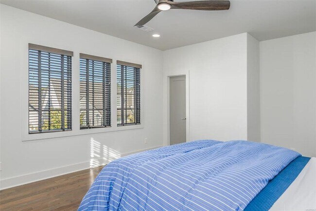 Building Photo - Desirable Hampstead Living!