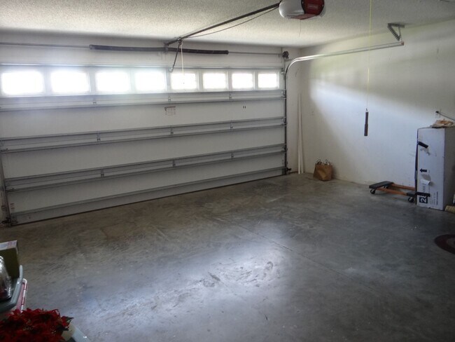 Building Photo - Lovely 3 bedroom 2 bath home in 55 and older neighborhood with 2 car garage