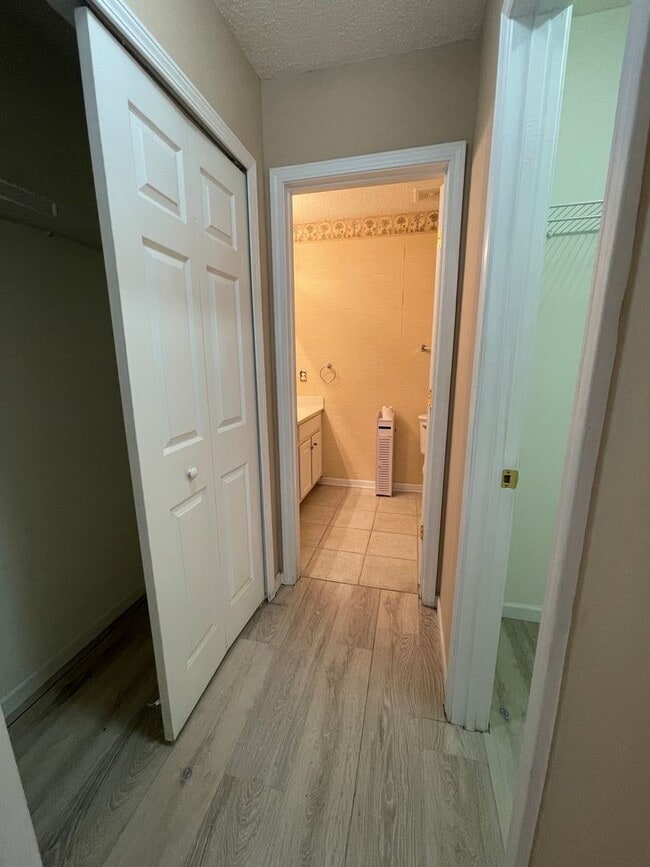 Building Photo - Townhouse with Owner's Suite on main level...