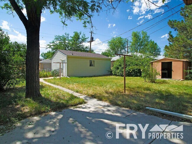 Building Photo - Raised Ranch with Second Kitchen in Prime ...