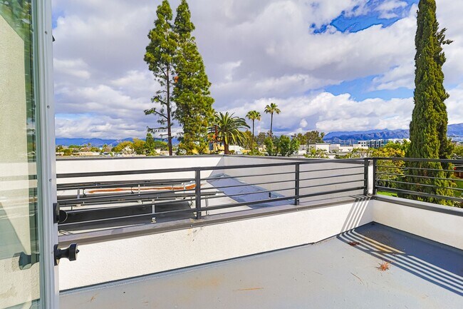 Building Photo - Modern 4 Bed / 3 Bath Townhome with Privat...