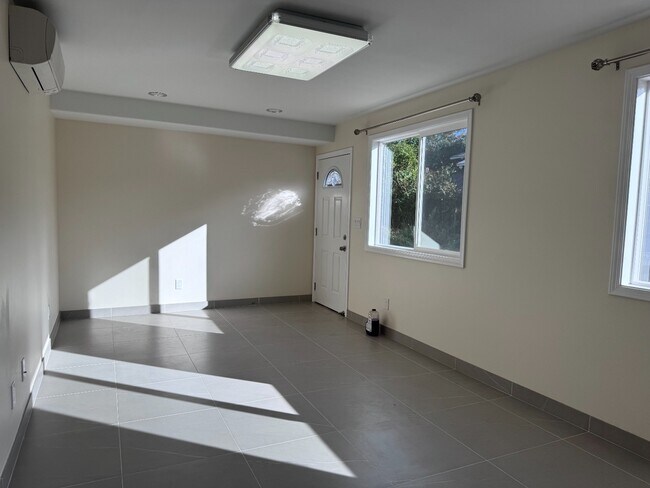 Building Photo - Renovated with split AC in Kaimuki