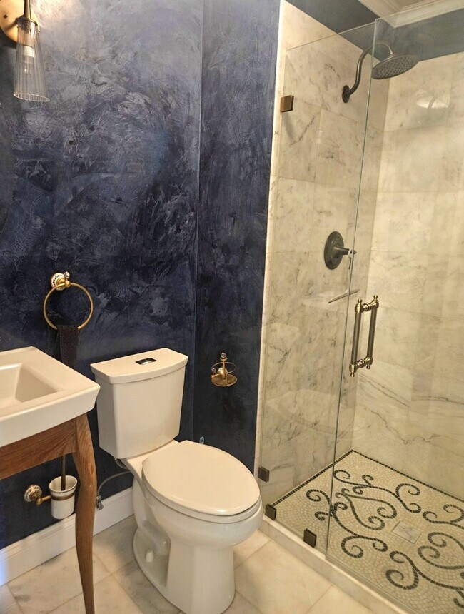 Building Photo - 755 Golf Ln