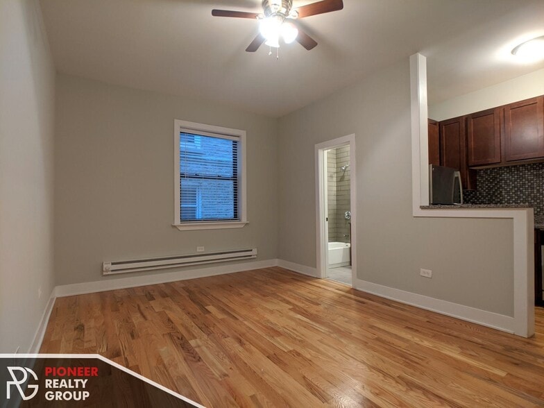 Building Photo - 633 W Barry Ave