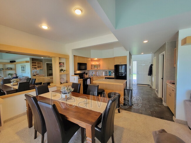 Building Photo - 6901 Robin Ct