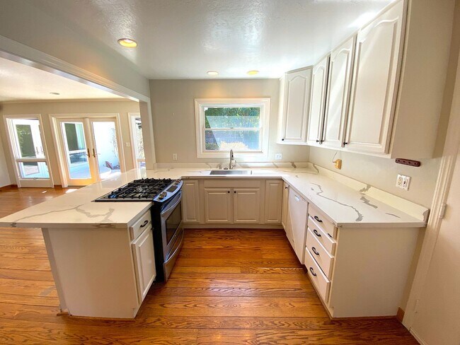 Building Photo - Beautiful 3 Bed + 2 Bath Los Altos Home - ...