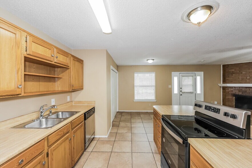 Building Photo - 6109 Springwood Dr