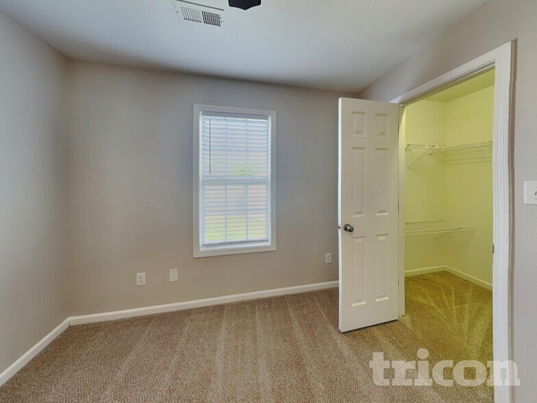 Building Photo - 4991 Astonshire Ln