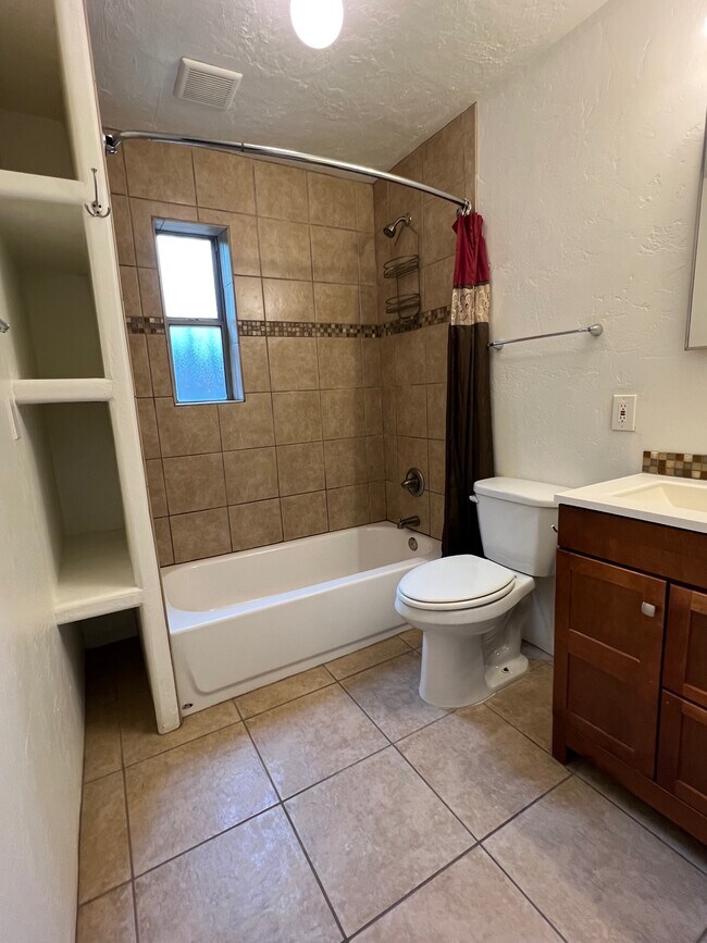 Building Photo - 2809 N Cherry Ave