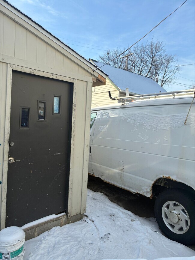 Building Photo - 2721 Woodbridge Ave