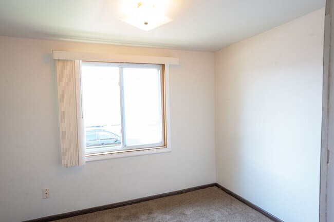 Building Photo - 1227 Green Bay St