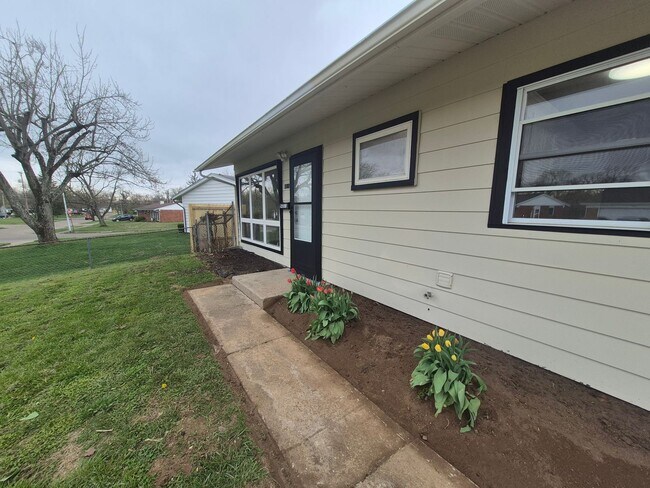 Building Photo - Fully remodeled 3 bedroom home!